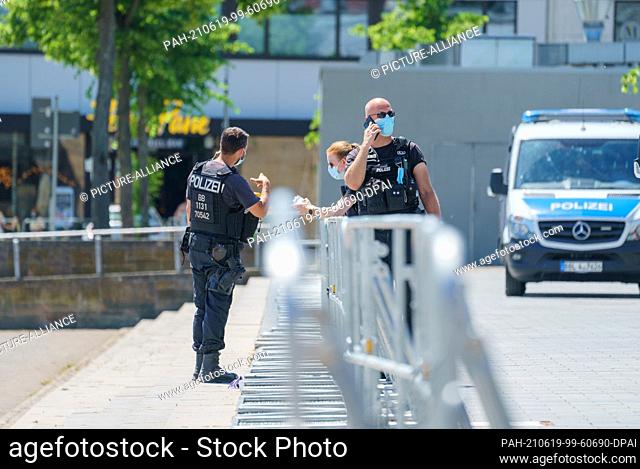 19 June 2021, Hessen, Kassel: Police forces stand at the barrier to Friedrichsplatz. The Administrative Court has banned the Querdenker demonstration in Kassel