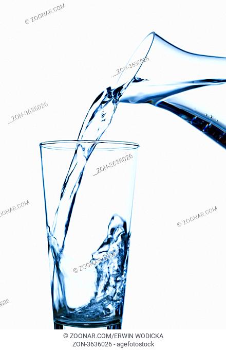 Reines und sauberes Wasser wird in ein Glas eingefüllt. Trinkwasser im Wasserglas