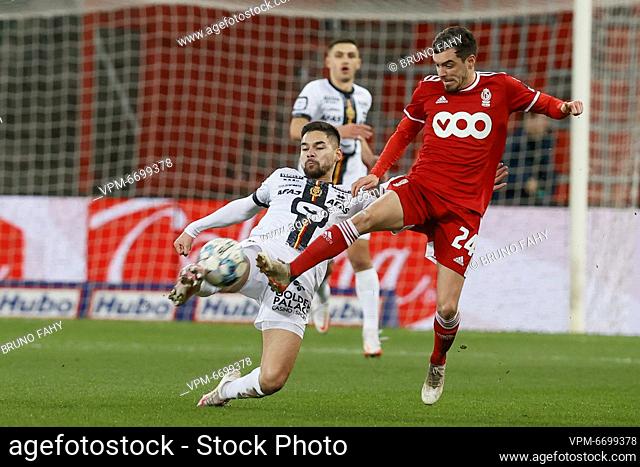 Mechelen's Sandy Walsh and Standard's Mathieu Cafaro fight for the ball during a soccer match between Standard de Liege and KV Mechelen