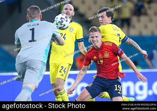 14 June 2021, Spain, Sevilla: Football: European Championship Group E, Spain - Sweden: Spain's Dani Olmo plays on Sweden's goalkeeper Robin Olsen while Sweden's...