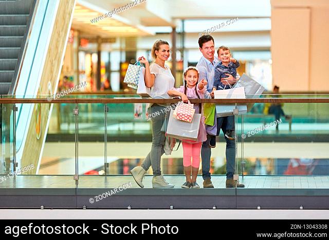 Glückliche Familie beim Einkaufsbummel am Wochenende im Shoppingcenter