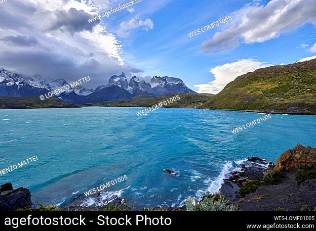 Chile, Ultima Esperanza Province, Scenic view of Lake Pehoe and Cuernos del Paine