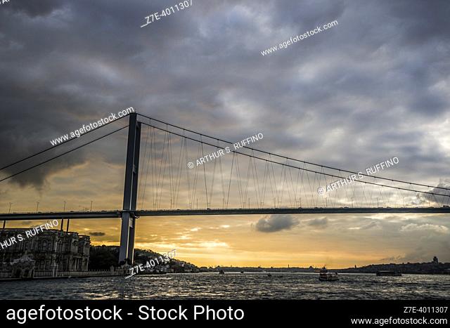 Bosphorus Bridge spanning over Bosphorus Strait connecting Europe and Asia. Bosphorus Sunset Cruise on an overcast day. Istanbul, Türkiye (Republic of Türkiye)