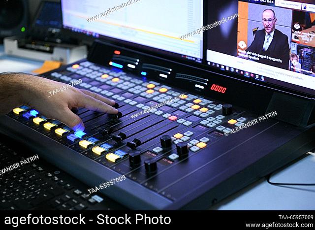 ARMENIA, YEREVAN - 21 de diciembre de 2023: Un tablero de control de sonido está representado en un estudio de Sputnik Armenia