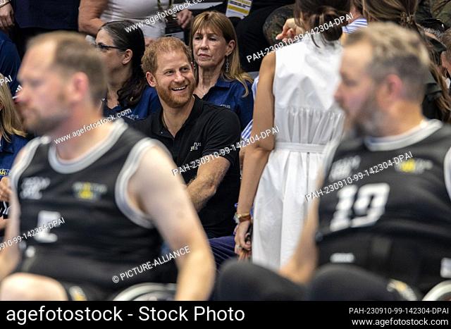 10 September 2023, North Rhine-Westphalia, Duesseldorf: Prince Harry watches France (white) and Great Britain (blue) face off in wheelchair rugby at the...