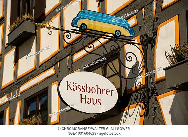 Hängeschild, Kässbohrer Haus, Setra-Museum, zeigt die Entwicklung der Omnibusse, Am Saumarkt, Fischerviertel, Ulm, Baden-Württemberg, Deutschland, Europa