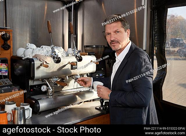 14 November 2022, Lower Saxony, Lüneburg: Actor Hardy Krüger Jr. as Ralf, stands in a mobile café booth during a photo shoot for the 21st season of the TV...