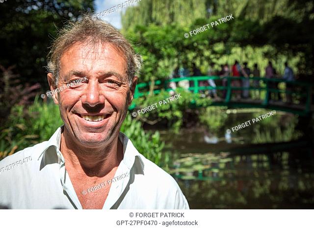 PORTRAIT OF THE HEAD GARDENER JAMES PRIEST IN FRONT OF THE WATER GARDEN, THE IMPRESSIONIST PAINTER CLAUDE MONET'S HOUSE, GIVERNEY, EURE (27), NORMANDY, FRANCE