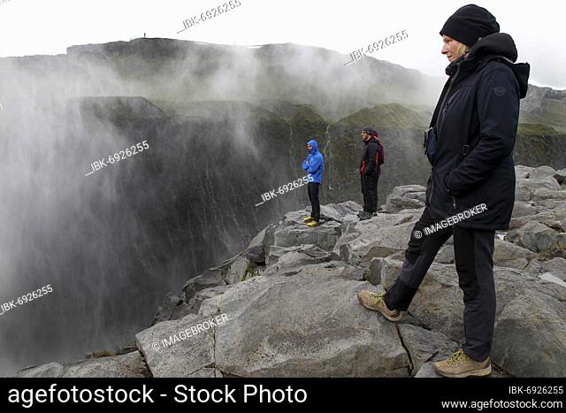 Tourists, Waterfall, Spray, Break-off edge, Dettifoss, North Iceland, Highlands, Iceland, Europe
