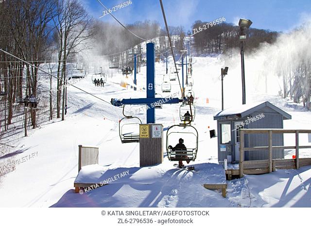A chairlift and skiers on piste in Gatlinburg, in the region of Teneesee, in the USA