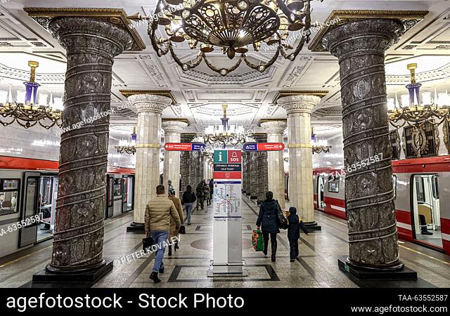 RUSSIA, ST PETERSBURG - OCTUBRE 20, 2023: Columnas sobre la estación Avtovo en la línea Kirovsko-Vyborgskaya del metro de San Petersburgo