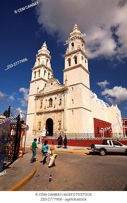 View to the Catedral de Nuestra Senora de la Purisima Concepcion-Cathedral of Campeche at Zocalo in the historical center, Campeche, Campeche State