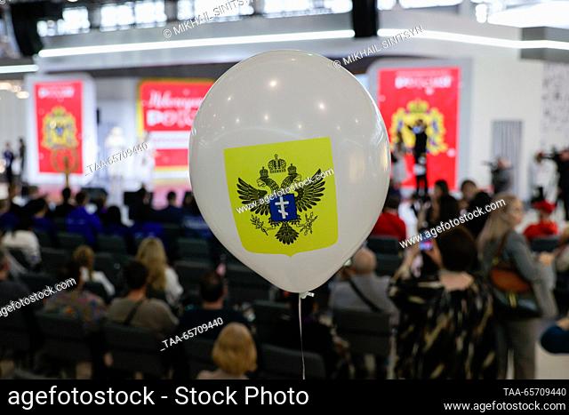 RUSSIA, MOSCOW - 13 de diciembre de 2023: Un globo con el escudo de armas de la Región Kherson se ve durante un evento del Día de la Región Kherson en la...
