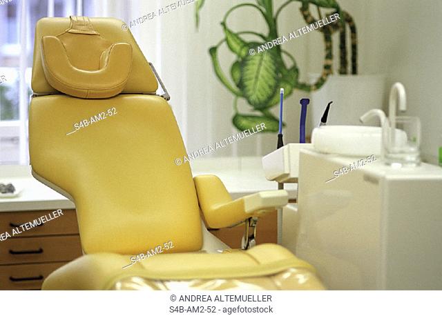 Behandlungsstuhl mit Schutzhuelle - Zahnarztpraxis , Dentist's Chair with Protection-Covering - Dental Practice ,  fully-released