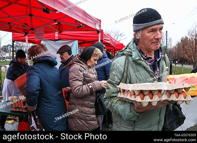 RUSSIA, SIMFEROPOL - DECEMBER 9, 2023: A man carries a tray with eggs at a local market. Russia's Prosecutor General Igor Krasnov ordered to check the pricing...