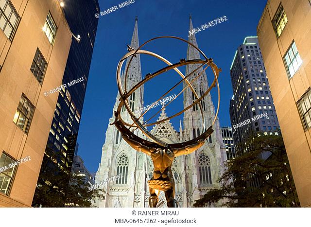 Statue public Art 'atlas' in front of Rockefeller centre, St. Patrick's Cathedral, 5Th avenue, Manhattan, New York city, New York, the USA