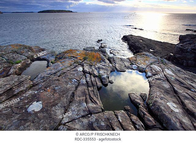 Coast, Polbain, Coigach peninsula, Scotland / tidepool