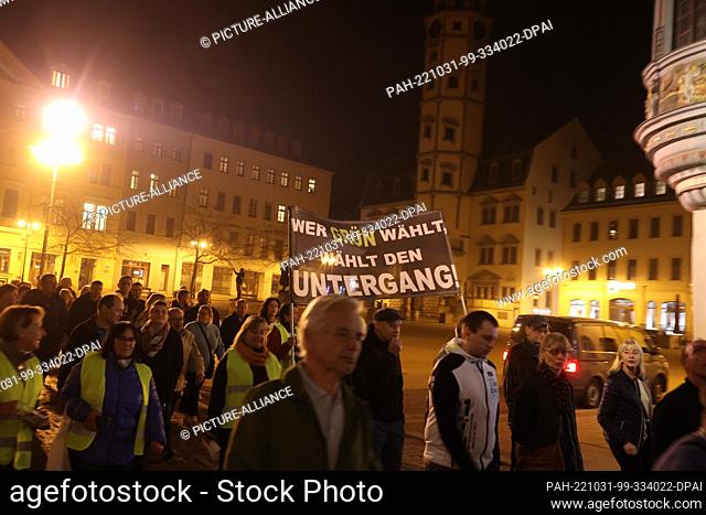 31 October 2022, Thuringia, Gera: ""Wer Grün Wählt wählt den Untergang"" is written on a poster at a demonstration against the energy policy of the federal...