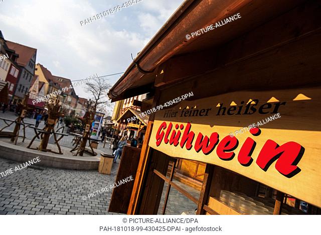 18 October 2018, Bayreuth: A sign with the inscription ""Hier feiner heißer Glühwein"" is attached to a stall in the Bayreuth winter village