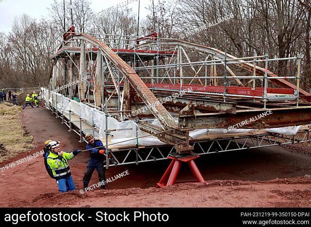19 December 2023, Saxony-Anhalt, Weddersleben: A 750-ton crane was used to move the 50-ton Peace Bridge over the River Bode near Weddersleben