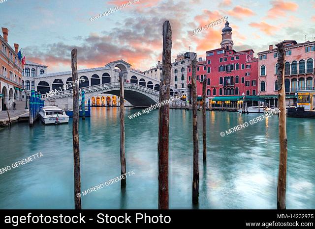 Italy, Veneto, Venice, the Rialto Bridge, iconic bridge in Venice