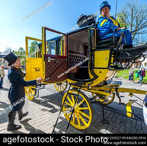 27 May 2023, Saxony, Oberwiesenthal: The coachmen Anne and Christoph Kaufmann start with the historic stagecoach Oberwiesenthal on the market of the highest...