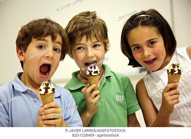 Children eating ice-cream cones, tasting session in sensory lab, AZTI-Tecnalia Marine and Food Research Center, Derio, Bizkaia, Euskadi, Spain