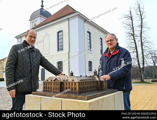 01 December 2020, Brandenburg, Altlandsberg: Stephen Ruebsam (l), managing director of Schlossgut Altlandsberg GmbH, and Detlef Börold from the Altlandsberg...