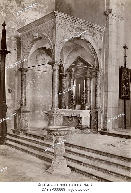Altar, Church of St Andrew the Apostle, Venzone, Friuli-Venezia Giulia, Italy, photograph from Istituto Italiano d'Arti Grafiche, Bergamo, 1910-1913
