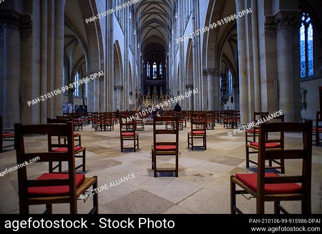 06 January 2021, Saxony-Anhalt, Magdeburg: Empty chairs stand during the Epiphany service in the Cathedral of Saint Maurice and Catherine in Magdeburg