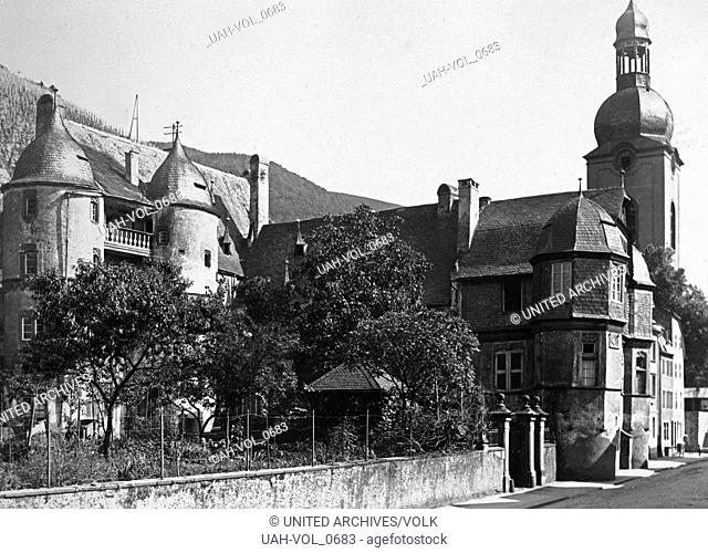 Burg und Kirche St. Peter in Zell an der Mosel, Deutschland 1930er Jahre. Castle and St. Peter's church at Zell on river Moselle, Germany 1930s