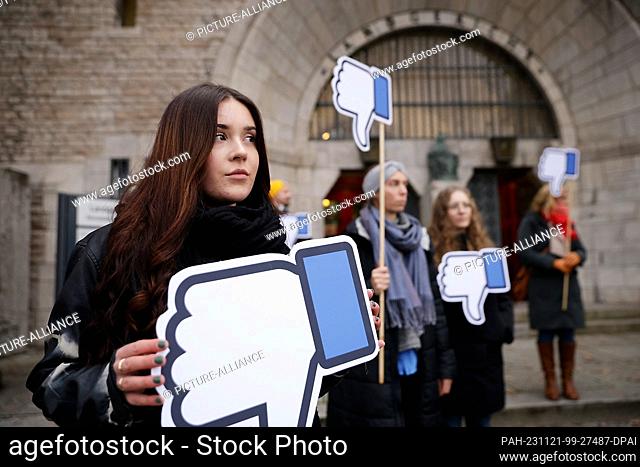 21 November 2023, Berlin: Supporters of the lawsuit stand in front of the Berlin Regional Court before the start of the hearing of DUH's landmark lawsuit...