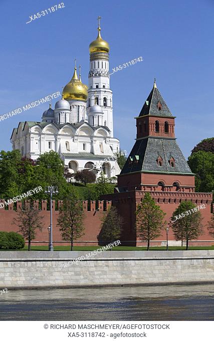 Archangel's Cathedral (foreground), Bell Tower (background), Moscow River, Kremlin, UNESCO World Heritage Site, Moscow, Russia