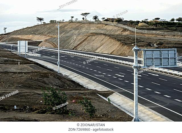 Teilstück der neuen 80 km langen Schnellstrasse zwischen Addis Ababa und Adama (Natreth), Oromiya, Äthiopien / Section of the new 80 km long Expressway linking...