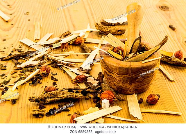 Zutaten für einen Tee in der traditionellen chinesischen Medizin. Heilung von Krankheiten durch alternative Methoden