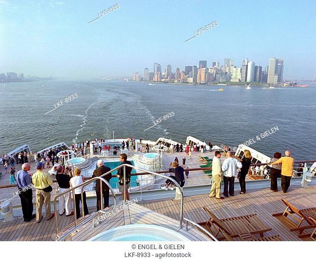 Queen Mary 2 put out from Manhattan, NYC, people on quarterdeck, Queen Mary 2