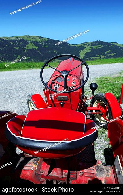 Oldtimer-Traktor in den Bergen Kamera: Canon EOS 5D MarkII Datei in Postergroesse