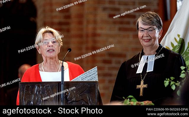 06 June 2022, Schleswig-Holstein, Ratzeburg: Ulrike Hillmann (l), president of the state synod, speaks next to state bishop Kristina Kühnbaum-Schmidt at the...