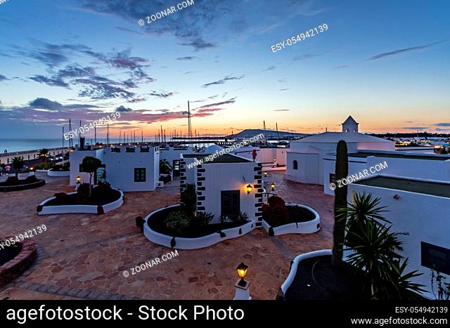 Sonnenuntergang in Playa Blanca auf der kanarischen Insel Lanzarote