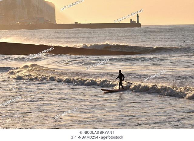 SURFER ON A ROUGH SEA WITH THE TREPORT LIGHTHOUSE IN THE BACKGROUND, MERS-LES-BAINS, BAY OF SOMME, SOMME 80, FRANCE