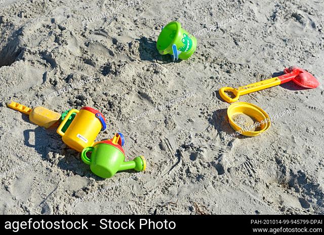 29 August 2020, Mecklenburg-Western Pomerania, Darß: Abandoned sand toys are located at the beach on the Darß/Fischland peninsula