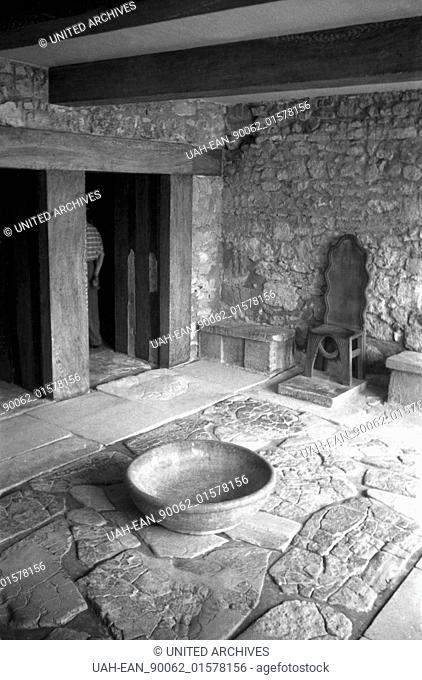 Griechenland, Greece - Im Thronsaal des Palasts von Knossos auf Kreta, Griechenland, 1950er Jahre. At the throne room of the Knossos Palace on Crete, Greece
