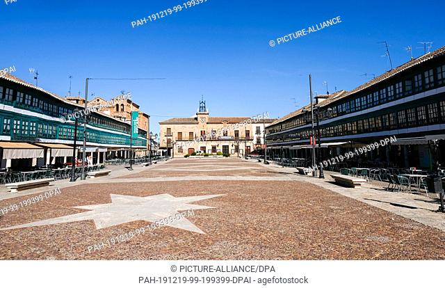 26 September 2019, Spain, Almagro: The rectangular market square Plaza Mayor with the town hall. The square was redesigned in the 16th century