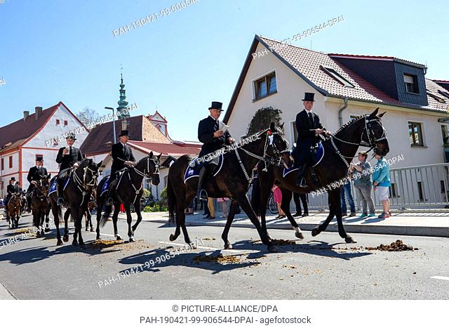 21 April 2019, Saxony, Panschwitz-Kuckau: The Easter riders arrive at the Sankt Marienstern monastery in Panschwitz-Kuckau
