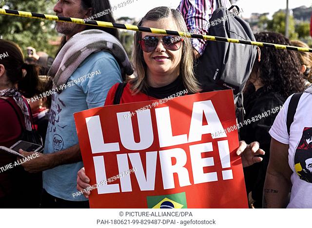 21 June 2018, Brazil, Curitiba: 'Free Lula!' written on a sign carried by a supporter of..former Brazilian head of state Lula da Silva