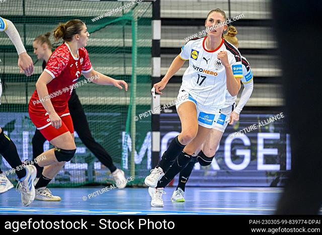 05 March 2023, Baden-Württemberg, Heidelberg: Handball, women: International match, Germany - Poland. Alicia Stolle (r) from Germany is happy about a goal