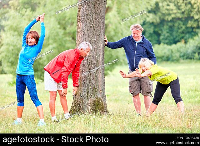 Senioren Gruppe im Park beim Dehnen zum Aufwärmen oder zur Regeneration