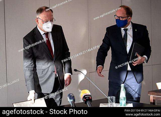 04 November 2020, Lower Saxony, Cloppenburg: Stephan Weil (SPD, l), Prime Minister of Lower Saxony, and Johann Wimberg (CDU)