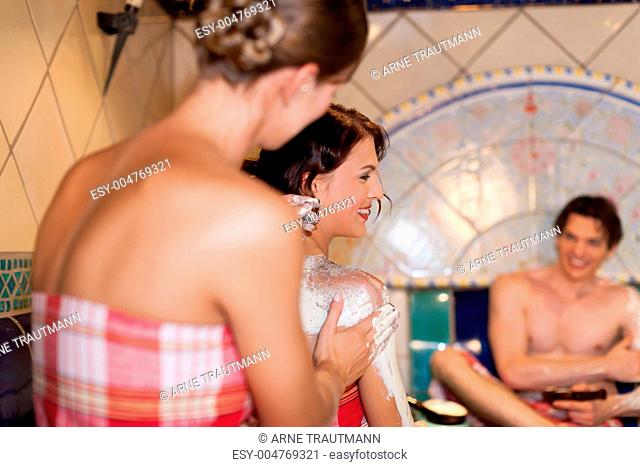 Drei Freunde in der Sauna eines Thermalbades