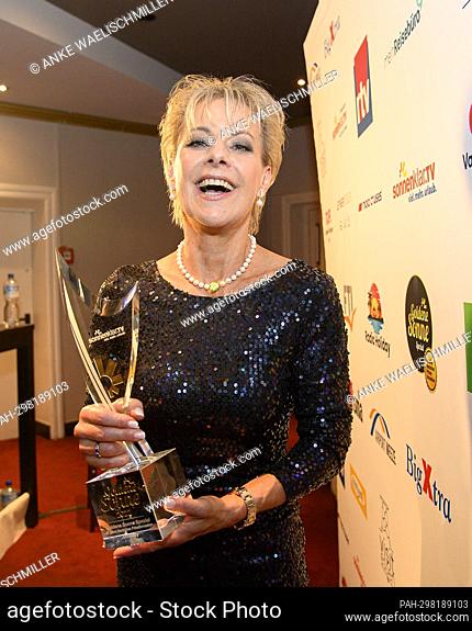 *** Tanja SCHUMANN actress with prize golden sun gala golden sun special 2022 on the occasion of 40 years of private television on July 2nd
